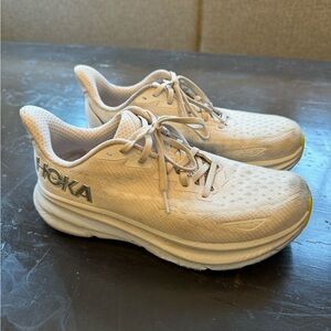 Hoka women’s Clifton 9 size 9.5